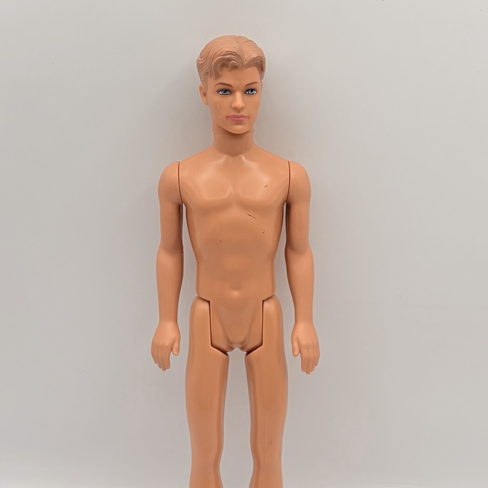 2007 KEN Fashionista Doll - SWEPT MOLDED HAIR - Blue Eyes - Barbie - Mattel-Nude